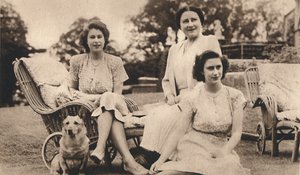 Jej Królewska Mość Królowa z Królewskimi Księżniczkami, ok. 1950. autorstwa Lisa Sheridan