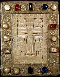 Archeologia średniowiecza (średniowiecze). Barbarzyńska sztuka Lombardii: pokój księcia Orso. Część z kości słoniowej przedstawia Chrystusa ukrzyżowanego w otoczeniu Matki Boskiej, świętego Longina setnika (lub Longinusa) i świętego Jana. Sztuka Lombardzka