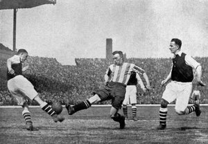 Akcja z meczu piłki nożnej Arsenal - Sheffield United, c1927-1937. autorstwa London News Agency