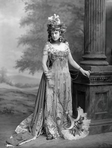Pani Algernon Bourke 1870-1967, z domu Guendoline Irene Emily Sloane-Stanley..., 1897. autorstwa London . Photo studio Lafayette