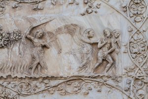 Wypędzony z Edenu, fragment z Stories of Genesis, płaskorzeźby Lorenzo Maitani (przed 1275-1330), pierwszy filar, boczna fasada katedry w Orvieto, Umbria, Włochy