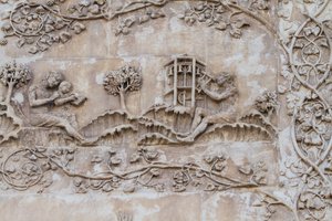 Naama uczy dziecko czytać, a Tubal-Kain uderza młotkiem w dzwony; Enos syn Seta rysujący kompasem, Stories of Genesis, płaskorzeźby Lorenzo Maitani (przed 1275-1330), pierwszy filar, boczna fasada katedry w Orvieto, Umbria, Włochy