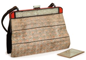 Francuska torebka ze znakiem Cartier, ok. 1930 r. (jedwab, lakier i twardy kamień) autorstwa Louis Cartier