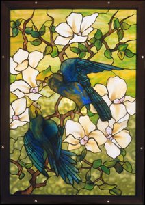 Hibiskus i papugi, ok. 1910-20 (szkło kruche ołowiowe)