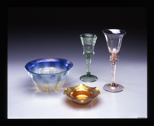 Zestaw naczyń szklanych autorstwa Louis Comfort Tiffany