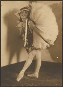 [Balerina z nakryciem głowy] autorstwa Louis Fleckenstein
