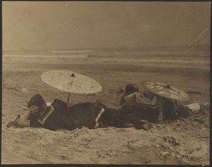[Scena na plaży z papierowymi parasolami] autorstwa Louis Fleckenstein