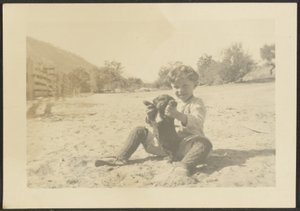 [Chłopiec i pies na plaży] autorstwa Louis Fleckenstein