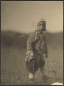 [Dziecko w masce na polu] autorstwa Louis Fleckenstein