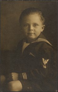 [Dziecko w stroju marynarza] autorstwa Louis Fleckenstein