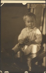 [Dziecko na dużym krześle] autorstwa Louis Fleckenstein