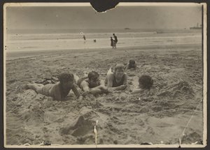 [Dzieci leżące w piasku na plaży] autorstwa Louis Fleckenstein