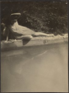 [Tancerka przy ogrodowym basenie] autorstwa Louis Fleckenstein