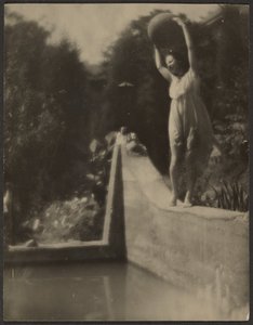 [Tancerka w ogrodzie] autorstwa Louis Fleckenstein