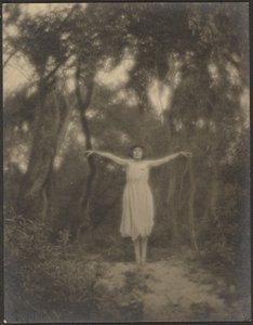 [Tancerka w ogrodzie]