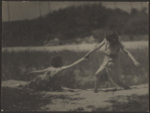 [Tancerki w ogrodzie]