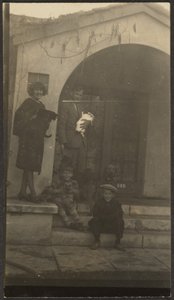 [Rodzina przed studiem Fleckenstein w Long Beach]. autorstwa Louis Fleckenstein
