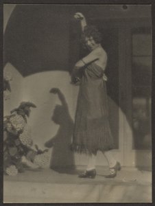 [Tancerka przed domem] autorstwa Louis Fleckenstein