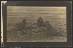 [Postacie siedzące na plaży] autorstwa Louis Fleckenstein