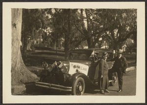 [Postacie przy samochodzie z flagami] autorstwa Louis Fleckenstein
