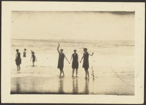 [Postacie w strojach kąpielowych na plaży] autorstwa Louis Fleckenstein