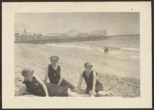 [Rysunki na plaży w pobliżu Santa Monica Pier]. autorstwa Louis Fleckenstein