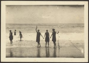 [Postacie na plaży trzymające wodorosty] autorstwa Louis Fleckenstein