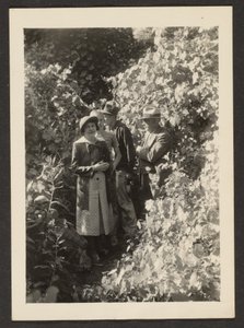 [Fleckenstein, Florence i jej synowie w lesie]. autorstwa Louis Fleckenstein