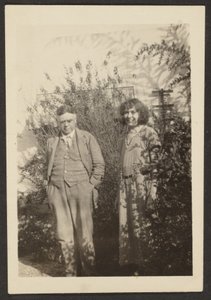 [Fleckenstein i Florence w ogrodzie]. autorstwa Louis Fleckenstein