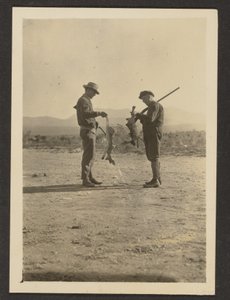 [Fleckenstein i Man Holding Guns and Dead Jackrabbits]. autorstwa Louis Fleckenstein