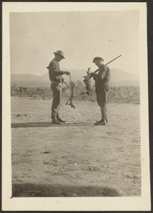 [Fleckenstein i Man with Guns and Dead Jackrabbits]. autorstwa Louis Fleckenstein