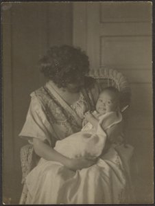 [Florence trzymająca dziecko w bujanym fotelu]. autorstwa Louis Fleckenstein