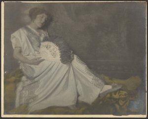 [Florence siedząca z dużym wachlarzem]. autorstwa Louis Fleckenstein