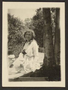 [Florence Sitting with Dog] autorstwa Louis Fleckenstein