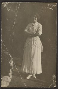 [Florence stojąca na ścieżce]. autorstwa Louis Fleckenstein