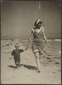 [Florence i niemowlę spacerujące po plaży]. autorstwa Louis Fleckenstein