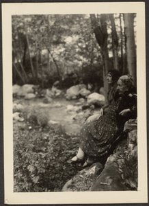 [Florence i pani Fleckenstein nad Leśnym Strumieniem]. autorstwa Louis Fleckenstein