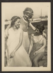 [Florence z przyjaciółmi w zwiewnych kostiumach]. autorstwa Louis Fleckenstein