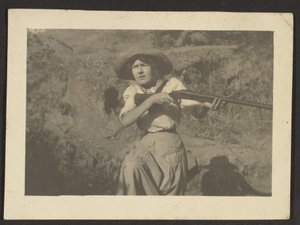 [Florence z pistoletem] autorstwa Louis Fleckenstein