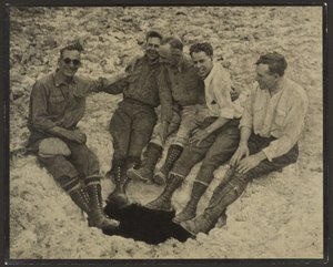 [Zdjęcie grupowe osób siedzących przy wejściu do pionowej jaskini na szczycie San Jacinto] autorstwa Louis Fleckenstein