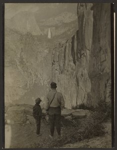 Liberty Cap i wodospad Nevada Falls, widok ze szlaku Ledge Trail, Park Narodowy Yosemite autorstwa Louis Fleckenstein