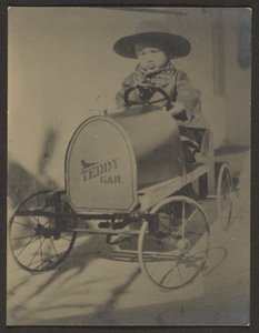 [Mały chłopiec siedzący w pluszowym samochodzie] autorstwa Louis Fleckenstein