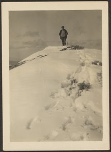 [Louis Fleckenstein na Telescope Peak]. autorstwa Louis Fleckenstein