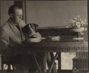 [Mężczyzna i pies przy stole] autorstwa Louis Fleckenstein