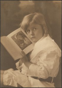 [Portret dziecka trzymającego książkę otwartą na podobnej ilustracji] autorstwa Louis Fleckenstein