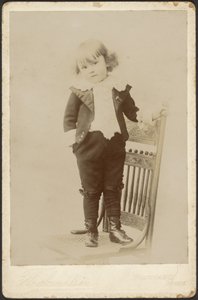 [Portret dziecka stojącego na krześle]. autorstwa Louis Fleckenstein