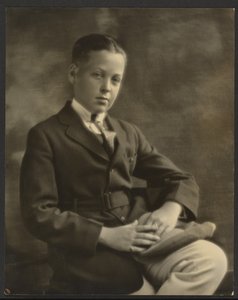[Portret chłopca z czapką na kolanie]. autorstwa Louis Fleckenstein