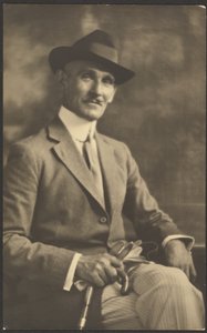 [Portret mężczyzny trzymającego laskę i rękawiczki]. autorstwa Louis Fleckenstein