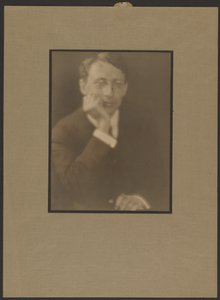 [Portret mężczyzny opierającego brodę na dłoni] autorstwa Louis Fleckenstein