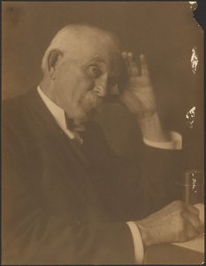 [Portret mężczyzny siedzącego przy biurku]. autorstwa Louis Fleckenstein